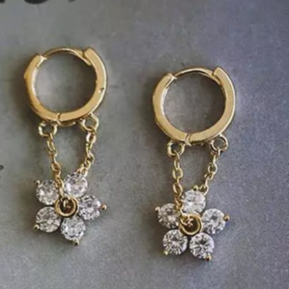 🌼Insta gold plated flower hoop earrings - Picture 2 of 5